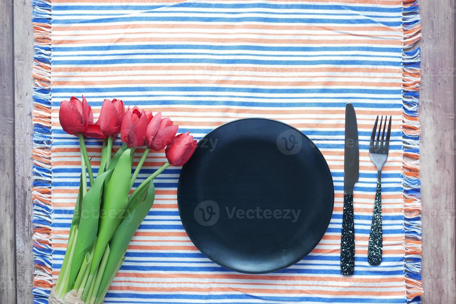 couverts et assiette vide sur fond de bois de haut en bas photo