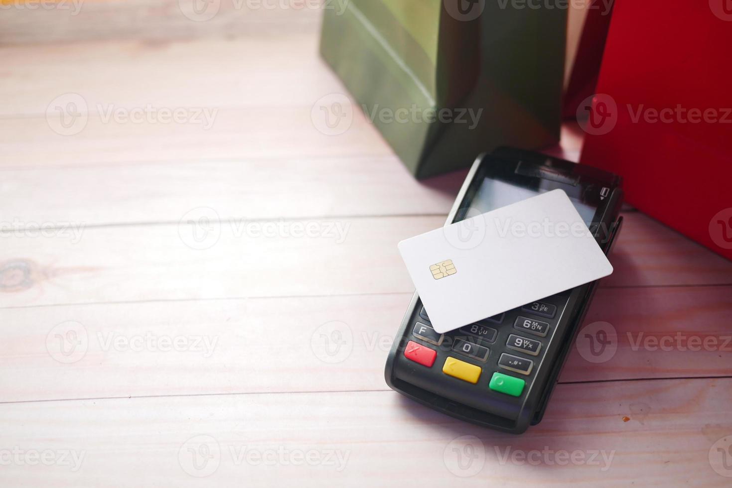 borne de paiement charge à partir d'une carte, avec panier sur table photo