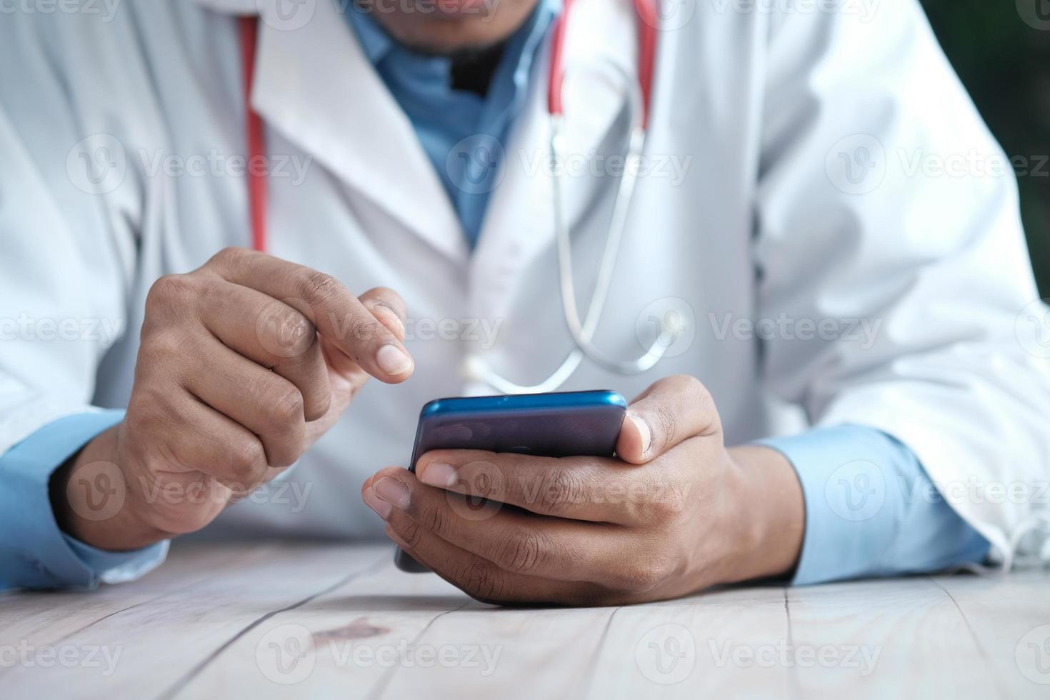 médecin en blouse blanche à l'aide d'un smartphone. photo