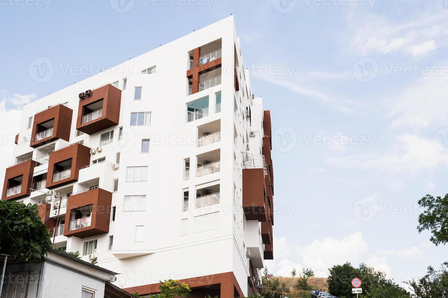 hôtel ou immeuble moderne sur fond de ciel photo