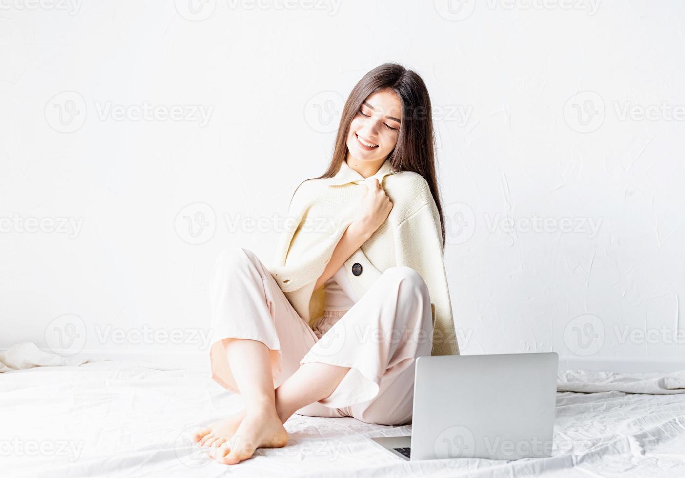 femme assise sur le sol et faisant un projet indépendant sur un ordinateur portable photo