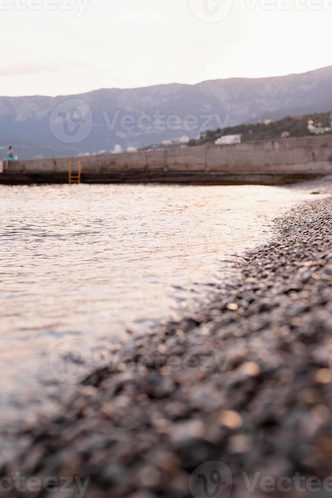 plage de galets et la mer, fond nature photo