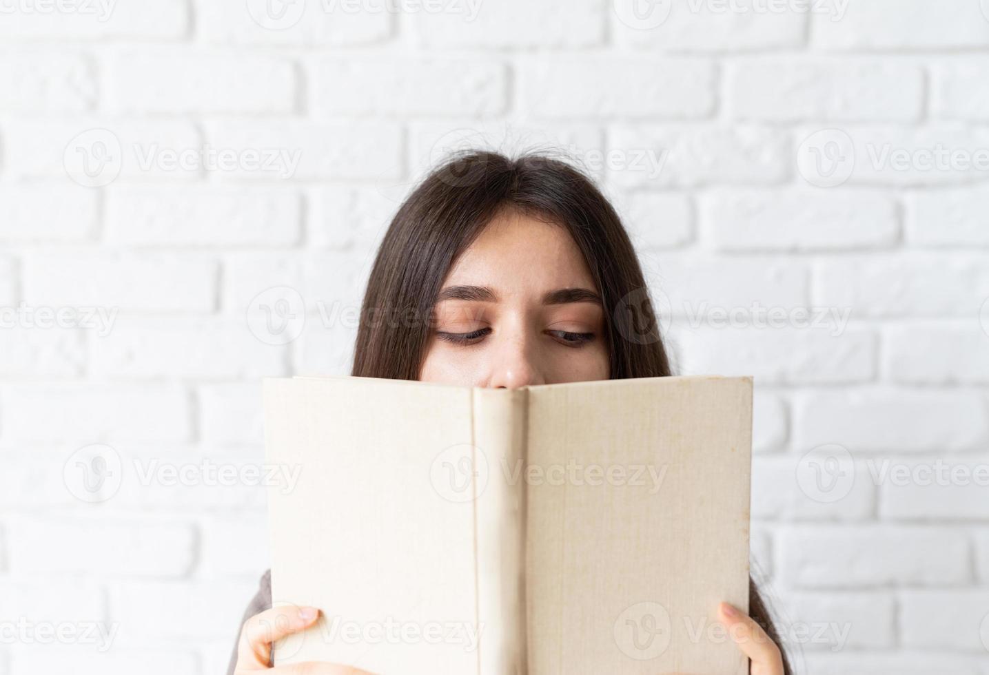 gros plan d'une femme lisant un livre photo