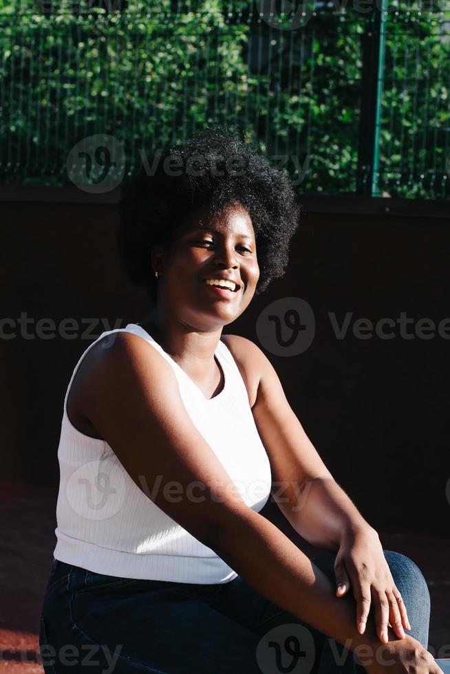 portrait d'une femme afro-américaine heureuse dans la rue en été photo