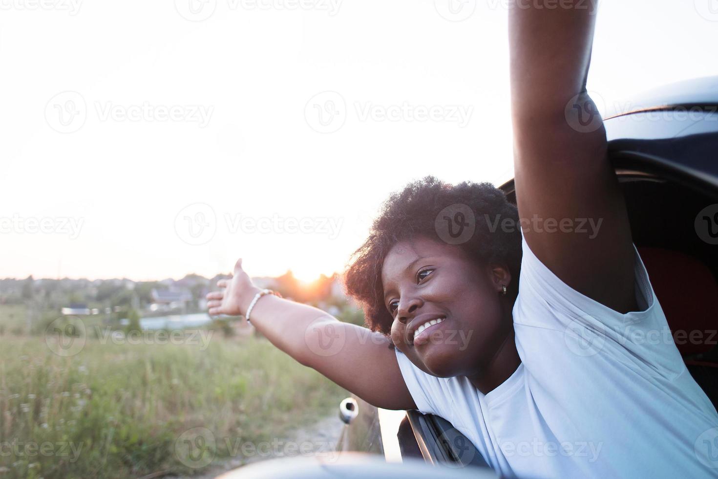 heureuse femme afro-américaine dans une voiture, mode de vie photo