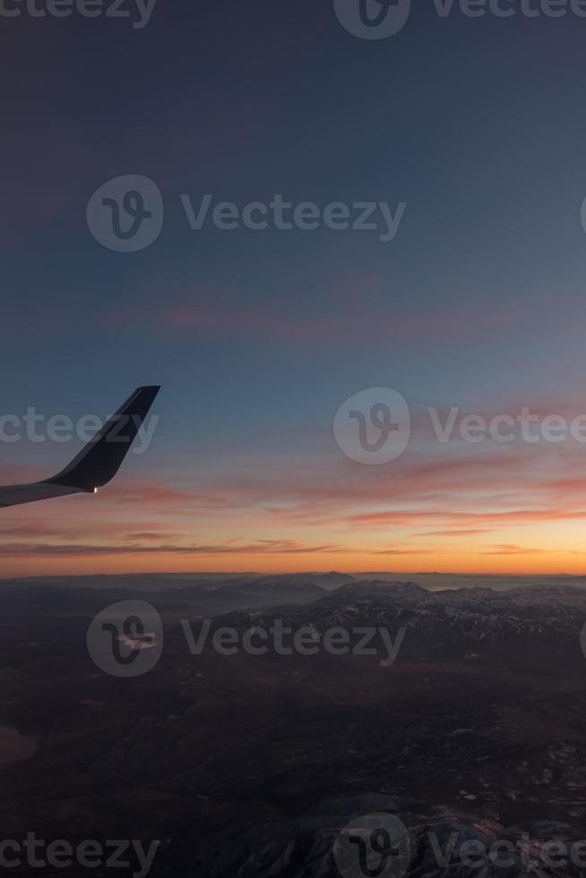 coucher de soleil sur les Rocheuses du Colorado depuis un avion photo