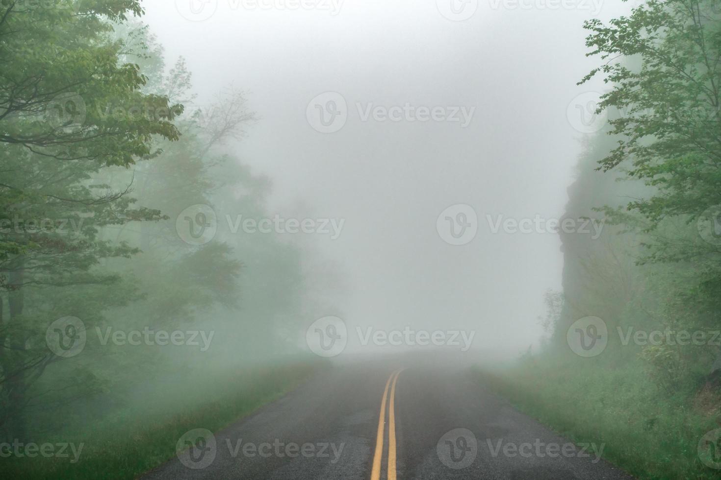 Tôt le matin, traverser la Blue Ridge Parkway au printemps photo