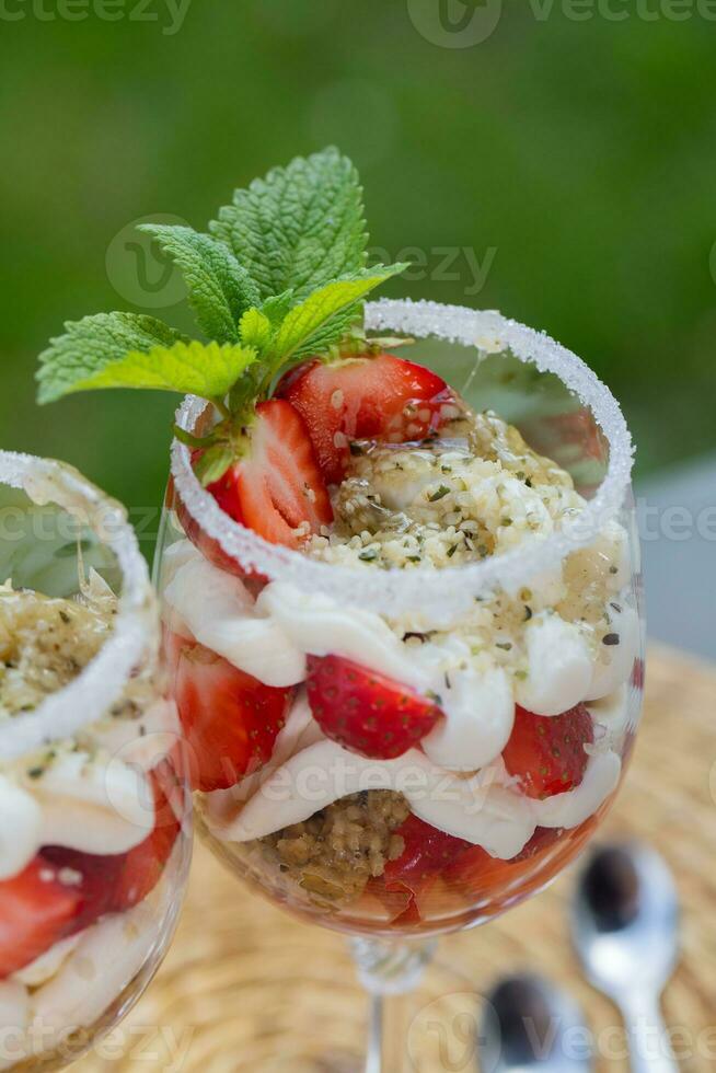 des fraises avec mascarpone et chanvre craquelins photo