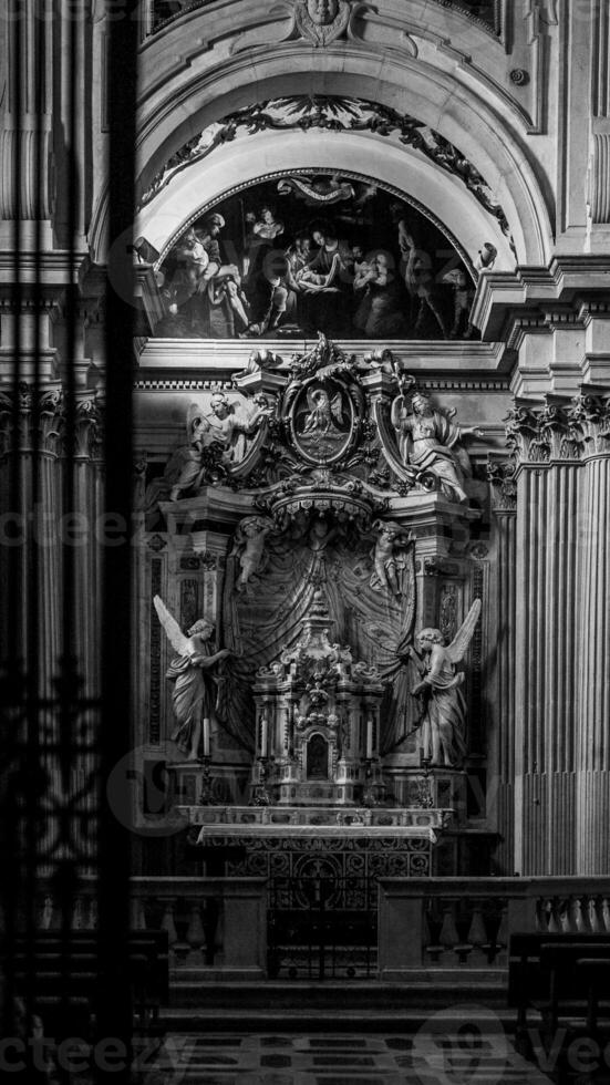 noir et blanc photo de église