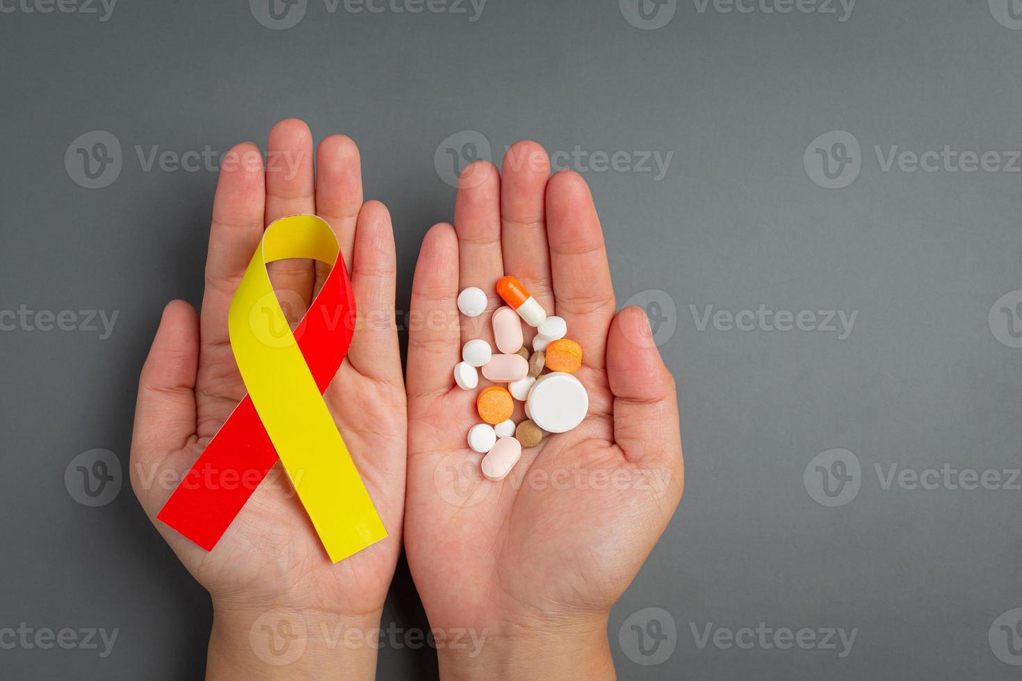 sensibilisation à la journée mondiale de l'hépatite avec ruban jaune rouge photo