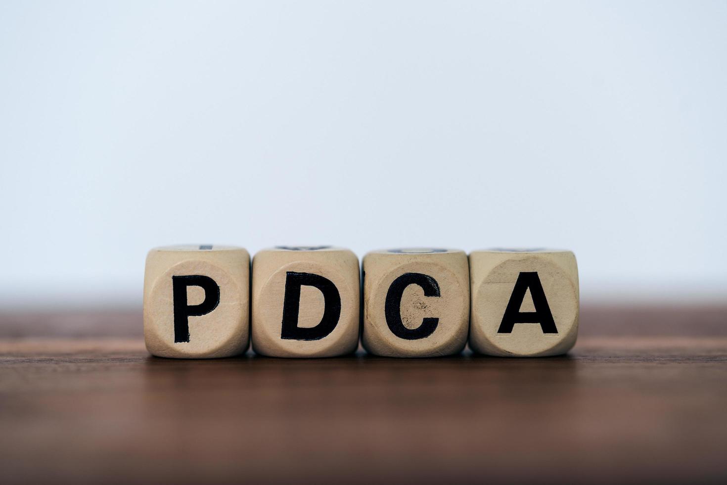 pdca avec des cubes en bois photo