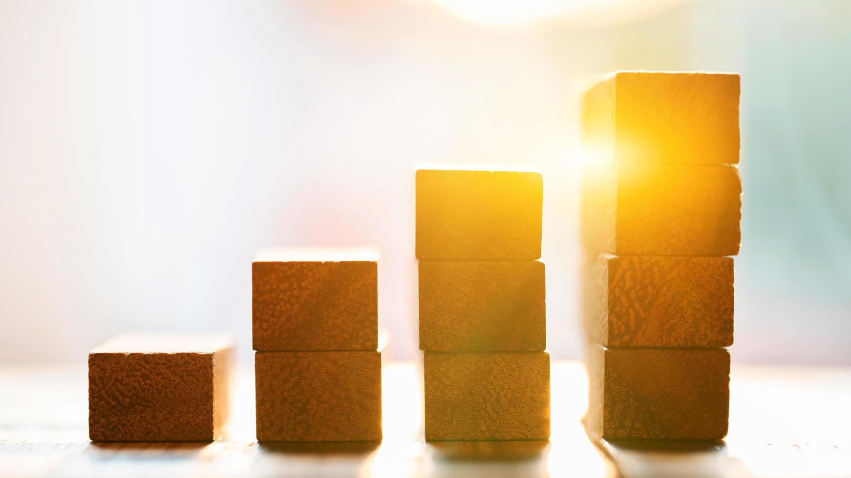 bloquer la pile de croissance en bois sous fond de coucher de soleil photo