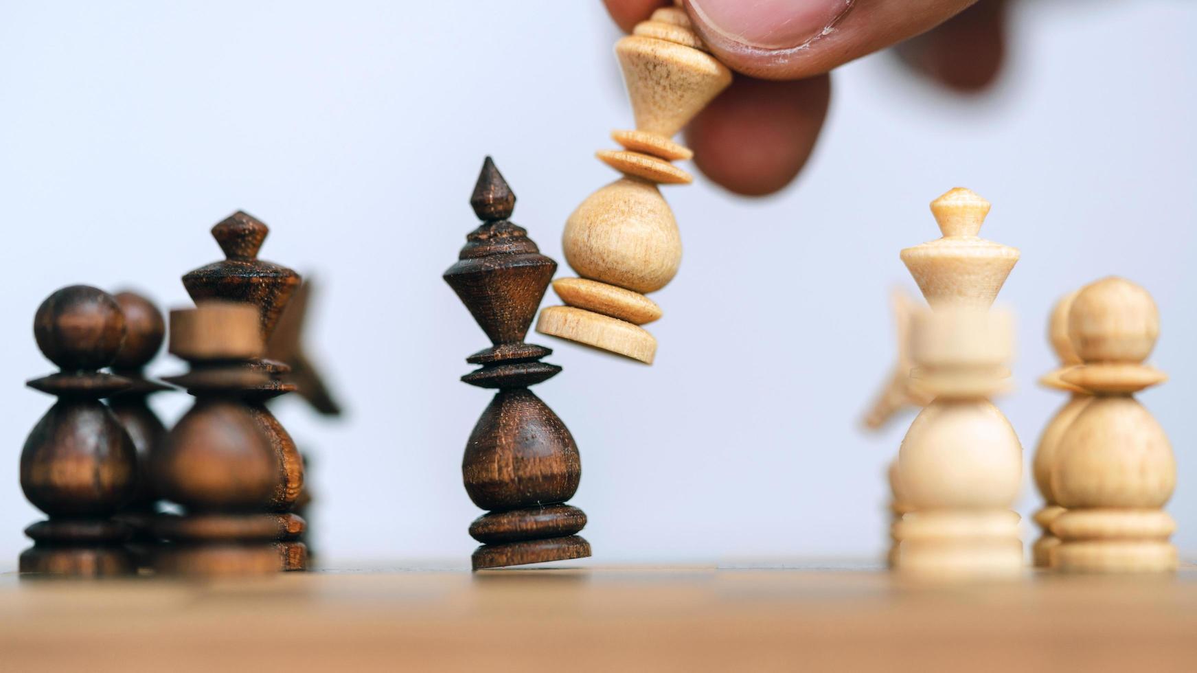 succès commercial et concept de leader avec des échecs en bois photo