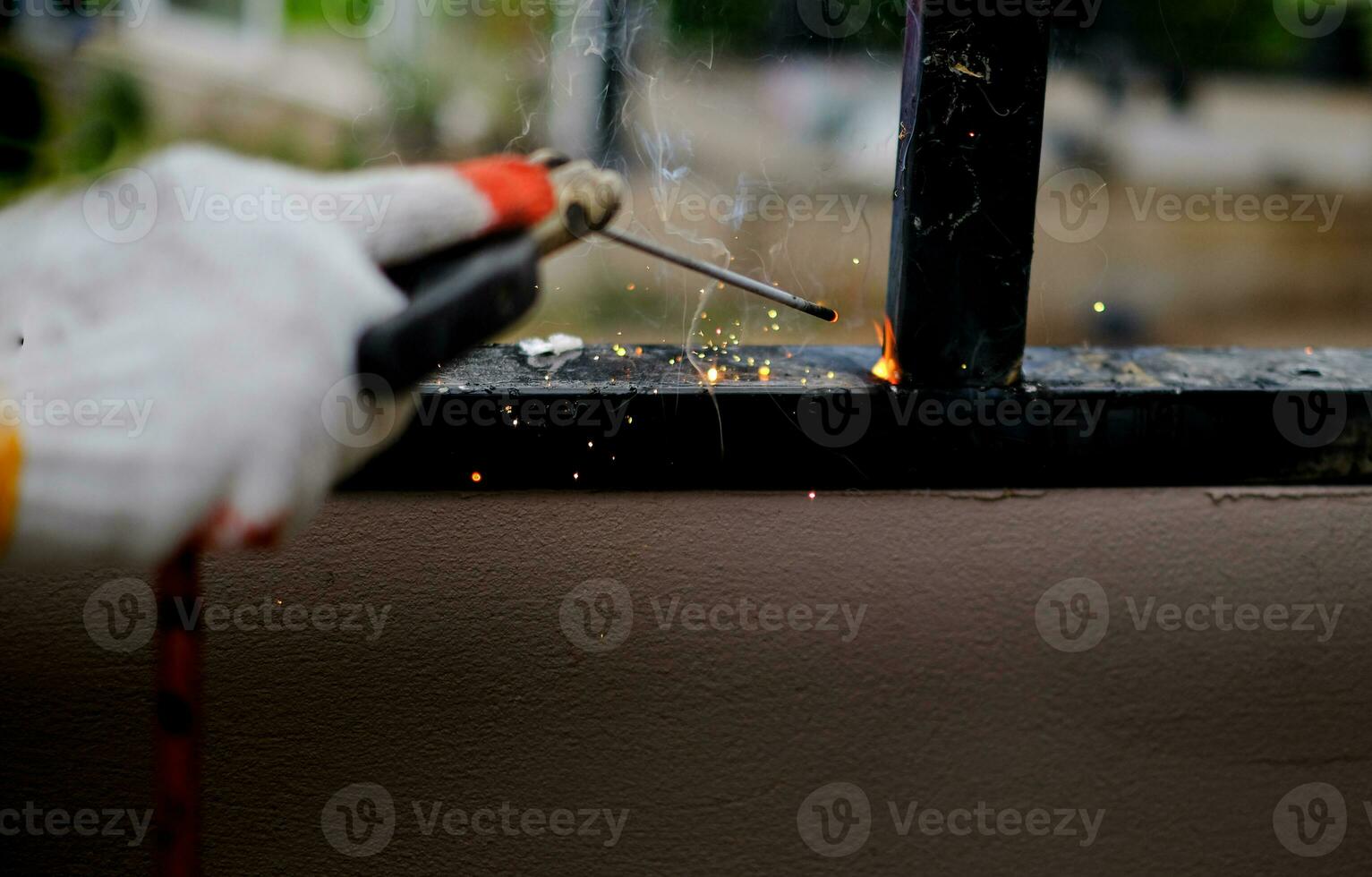 le technicien soudeur soude l'acier avec des étincelles photo