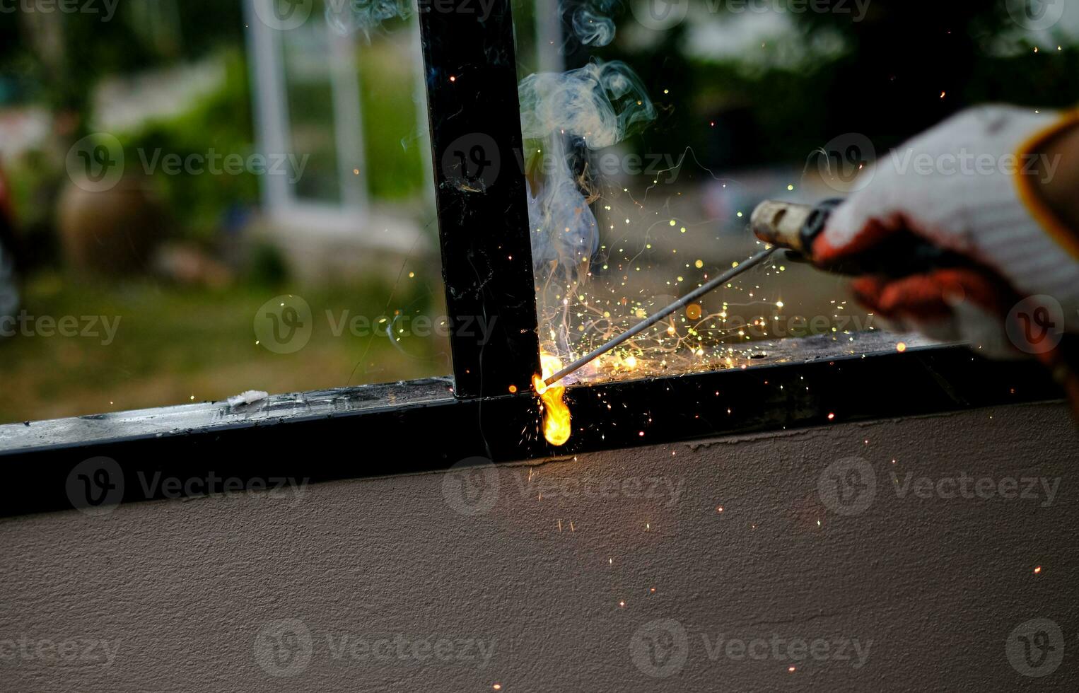 le technicien soudeur soude l'acier avec des étincelles photo