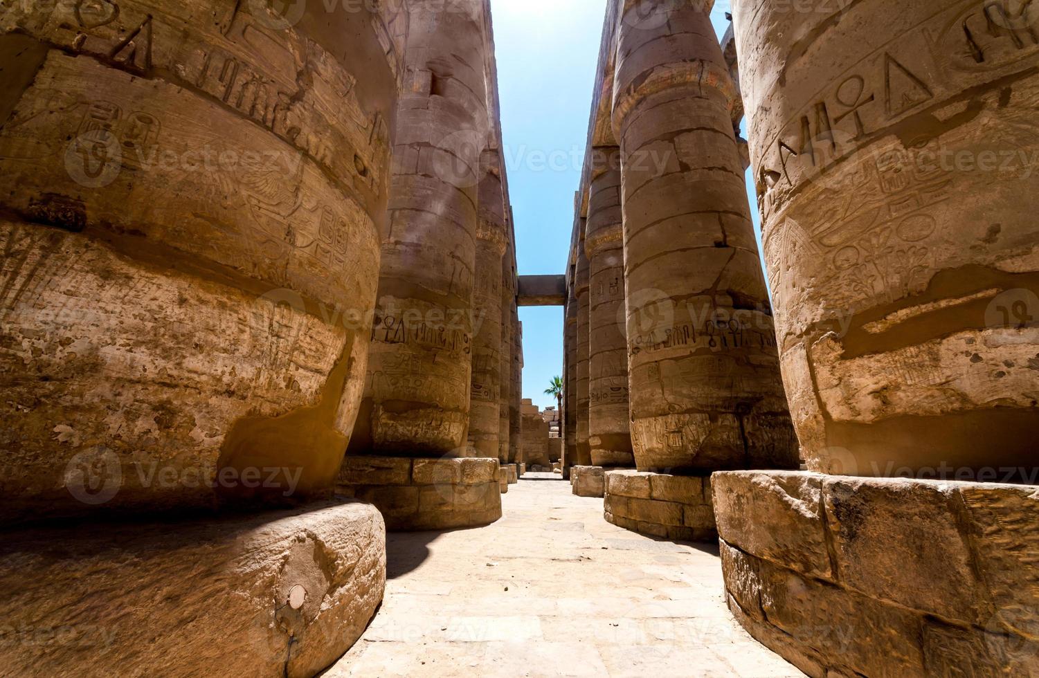 colonnes antiques dans un temple de Karnak à Louxor photo