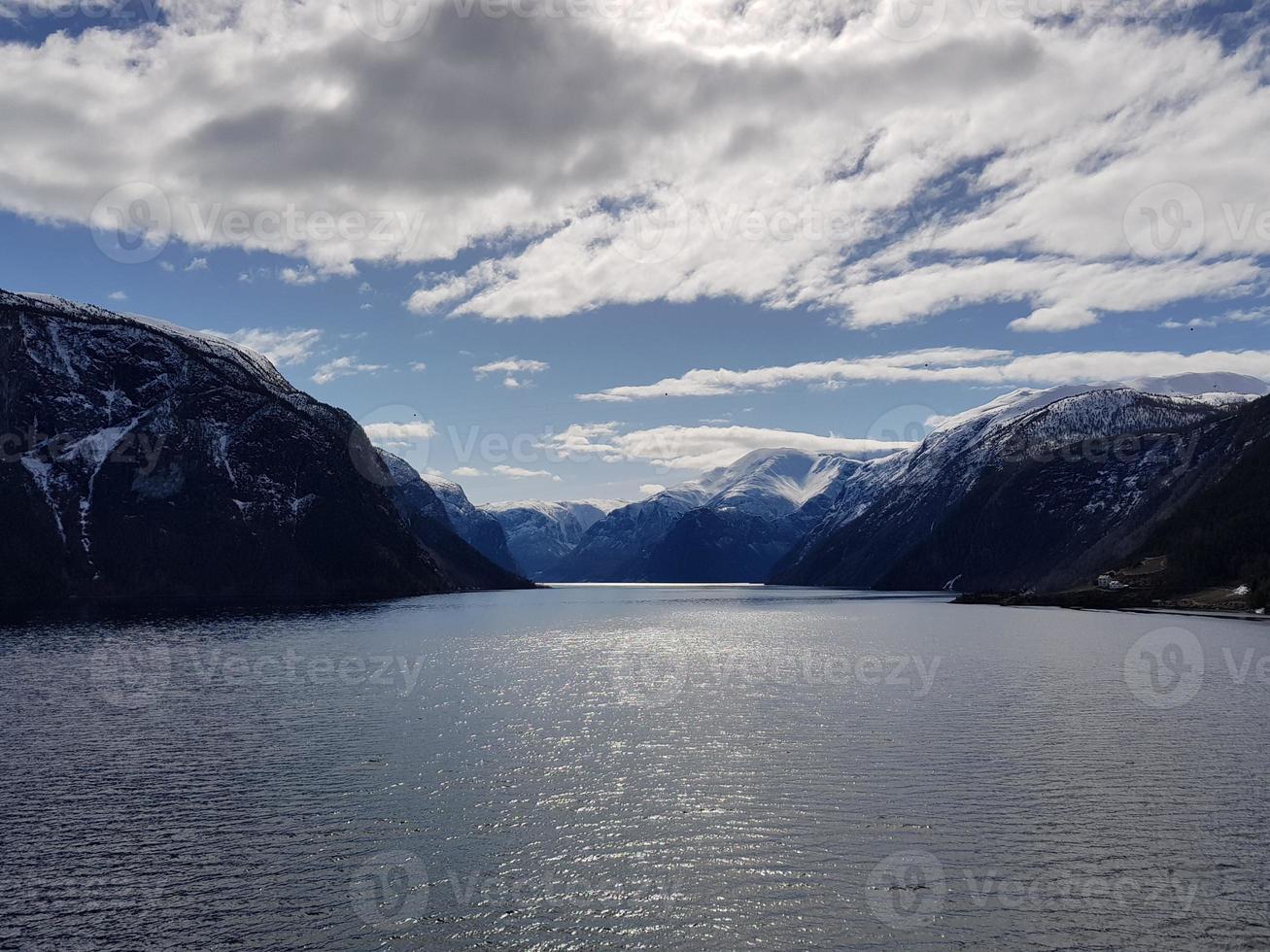 avec un bateau de croisière à travers le ardalsfjord photo