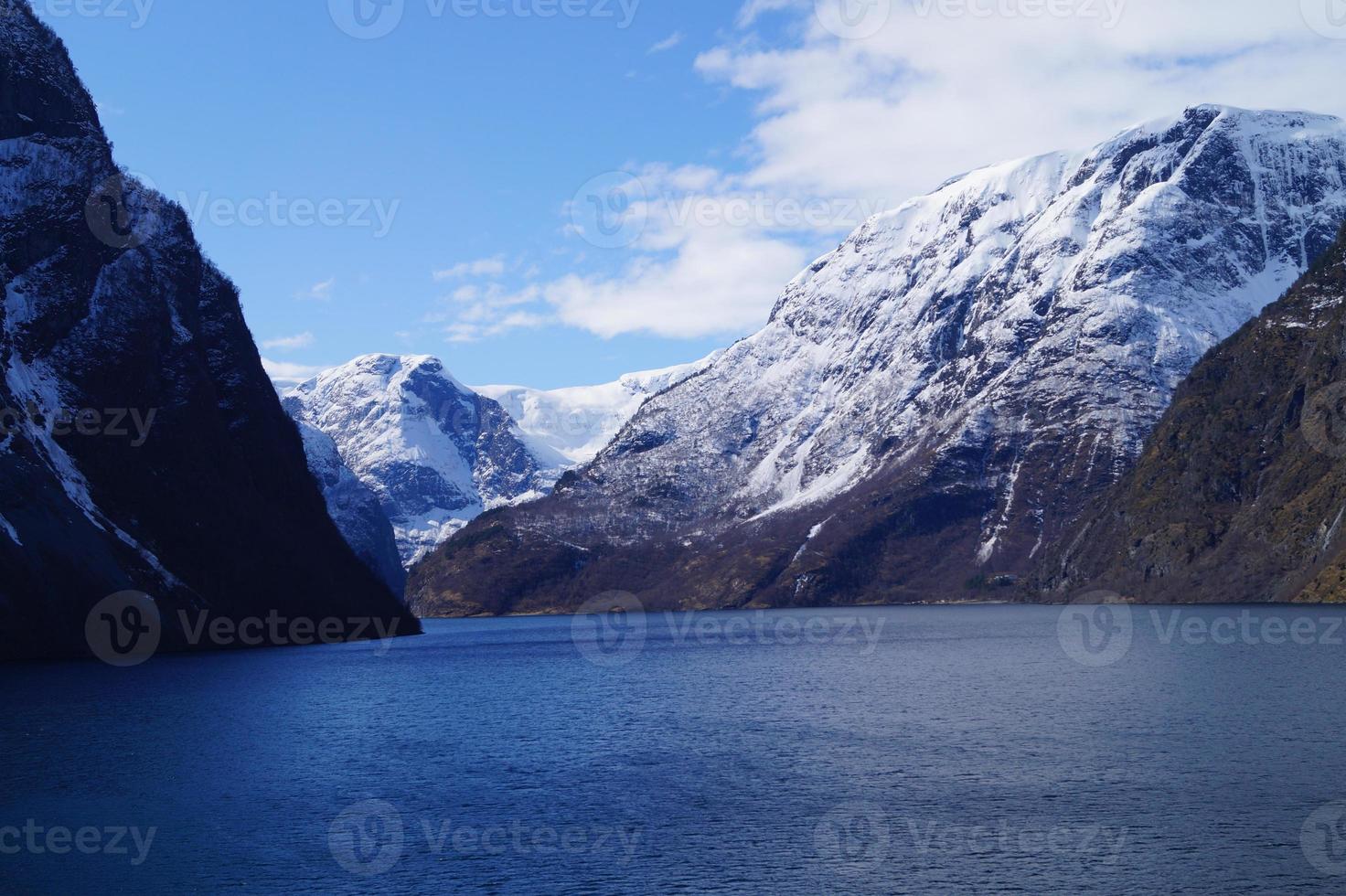 avec un bateau de croisière à travers le ardalsfjord photo