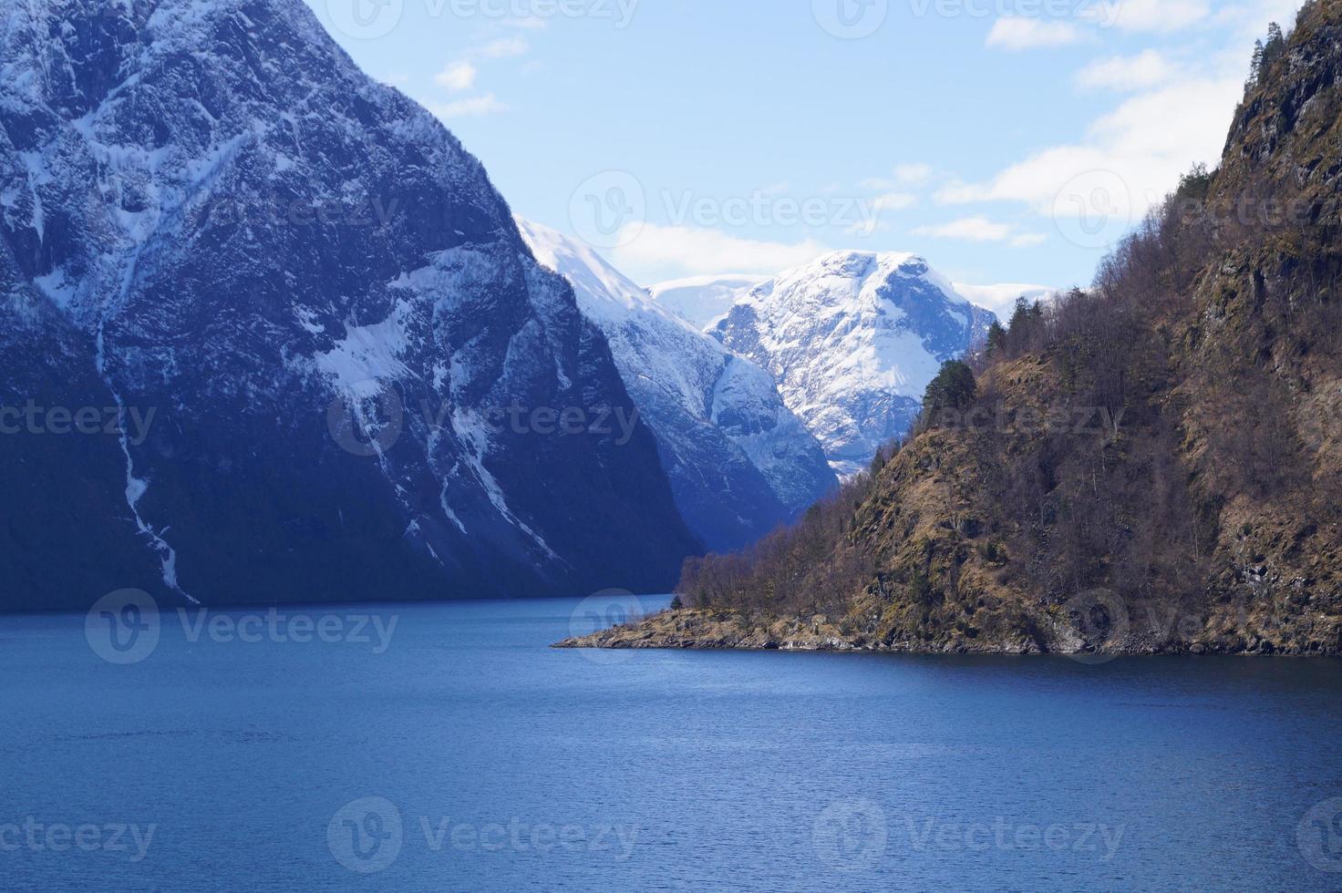 avec un bateau de croisière à travers le ardalsfjord photo