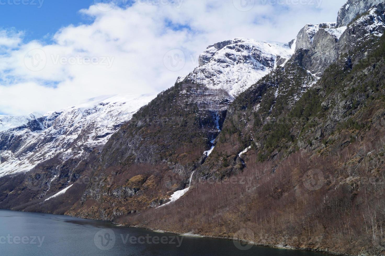 avec un bateau de croisière à travers le ardalsfjord photo