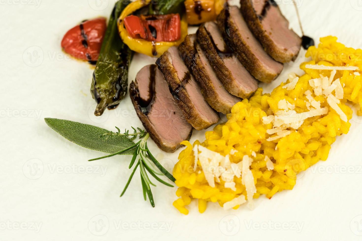 magret de canard poêlé avec risotto au safran photo