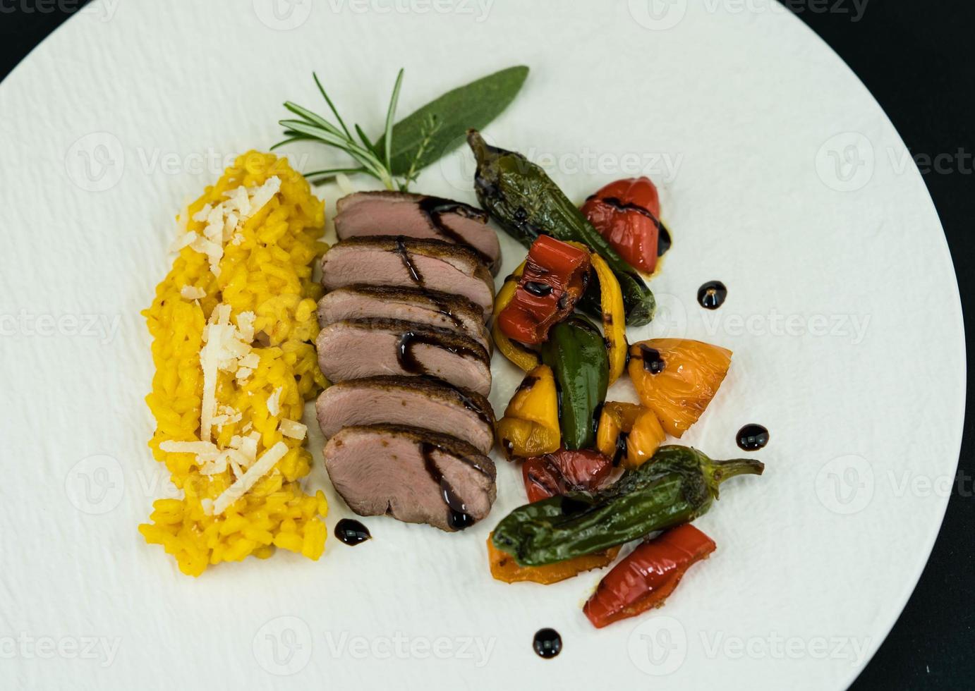 magret de canard poêlé avec risotto au safran photo