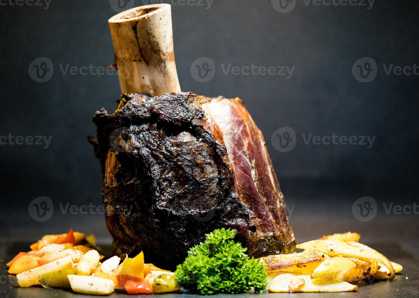 marteau de boeuf - un rôti de la jambe inférieure d'une vache avec des légumes photo