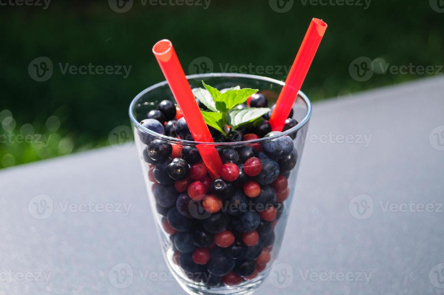 médecine alternative avec des herbes pharmaceutiques fruits et baies photo