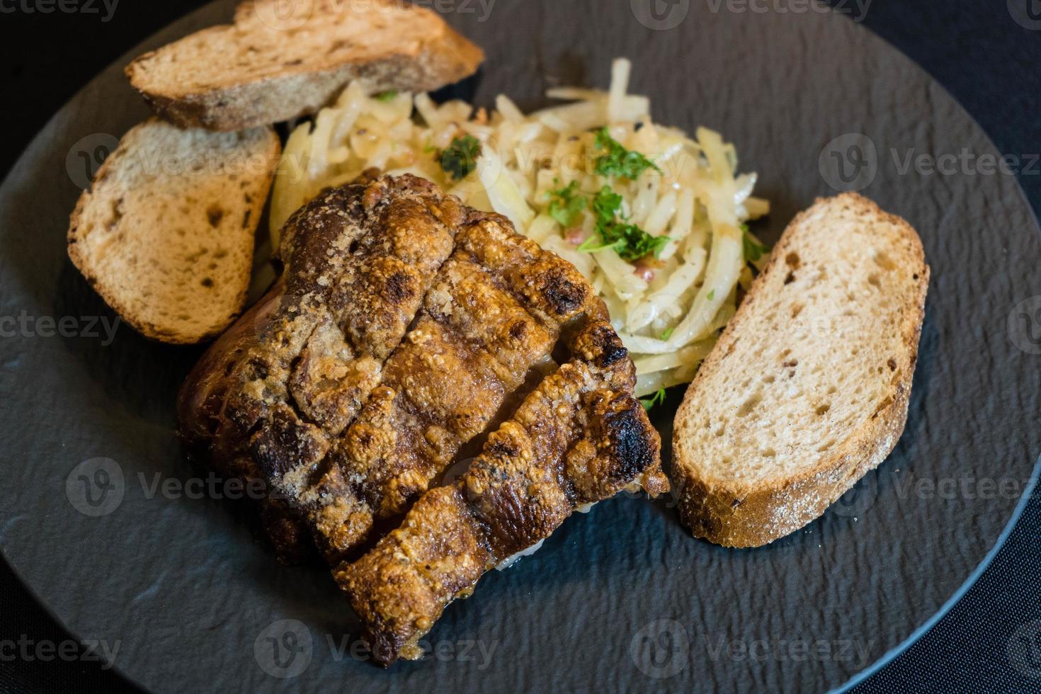 jarret de porc avec choucroute et pain photo