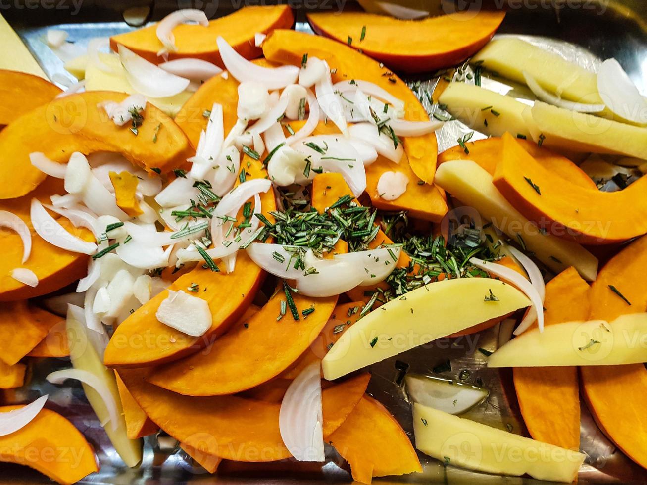 cocotte au fromage de brebis citrouille et quartiers de pommes de terre photo