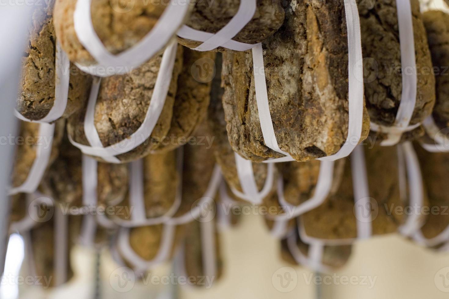 doenjang, cuisine coréenne traditionnelle. sécher à l'air les pains de soja photo