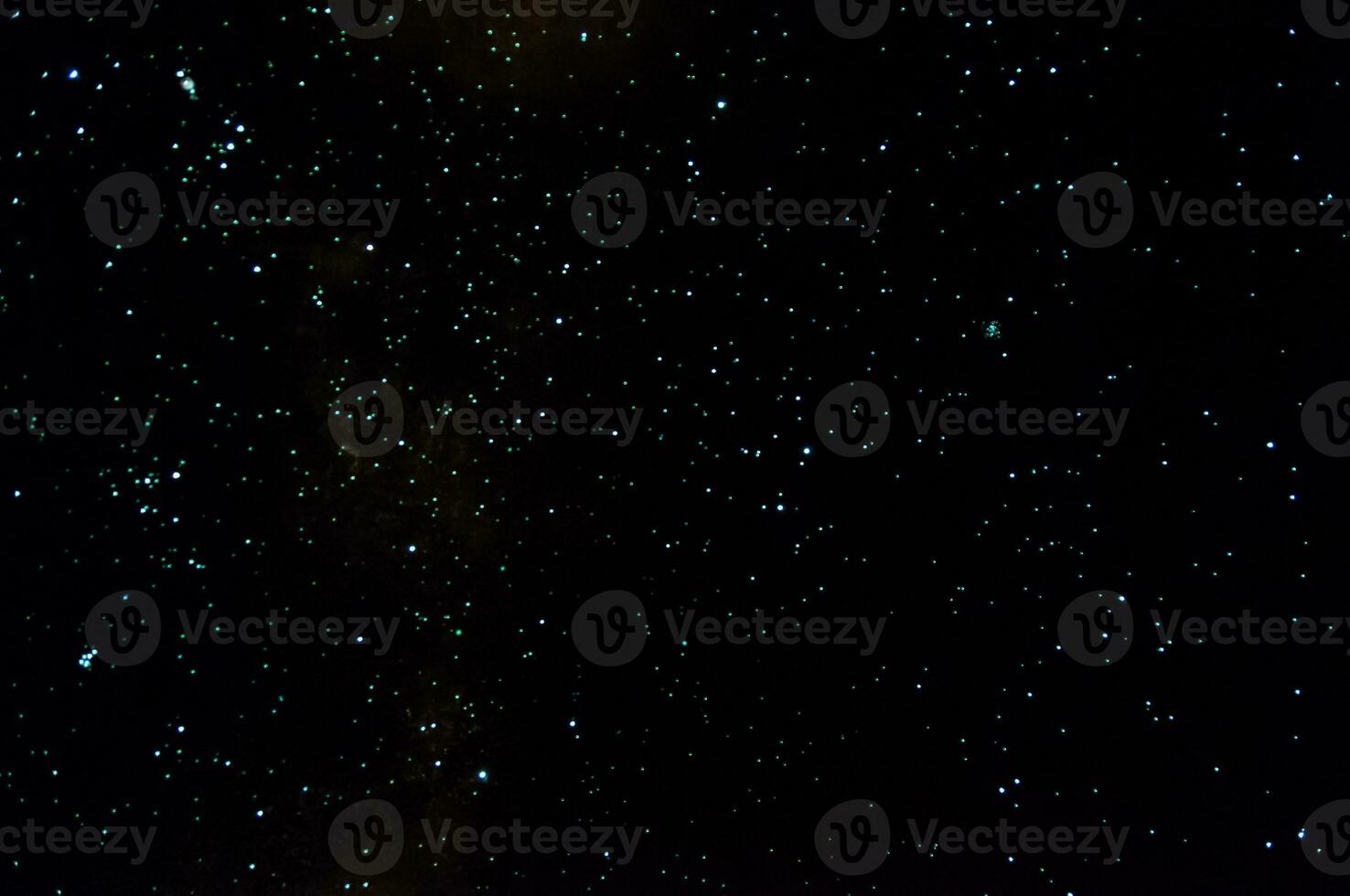 longue exposition de le ciel vu à nuit avec milliers de étoiles photo