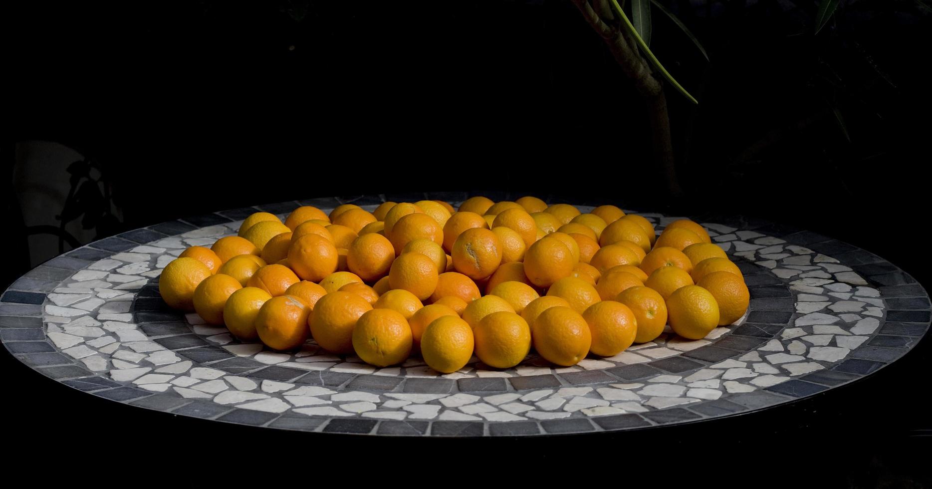oranges sur la table de jardin de la terrasse photo