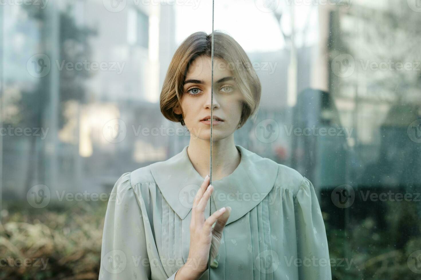 portrait de femme avec moitié de sa visage derrière une verre photo