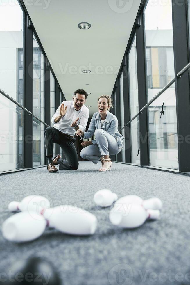 applaudissement homme d'affaire et homme d'affaire dans Bureau passage avec déchue épingles photo