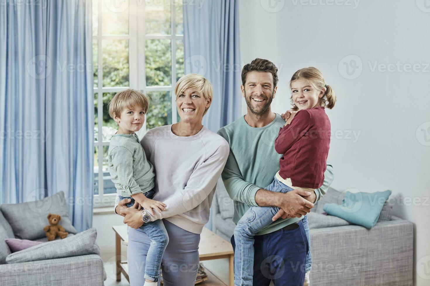 portrait de content famille avec deux des gamins à Accueil photo