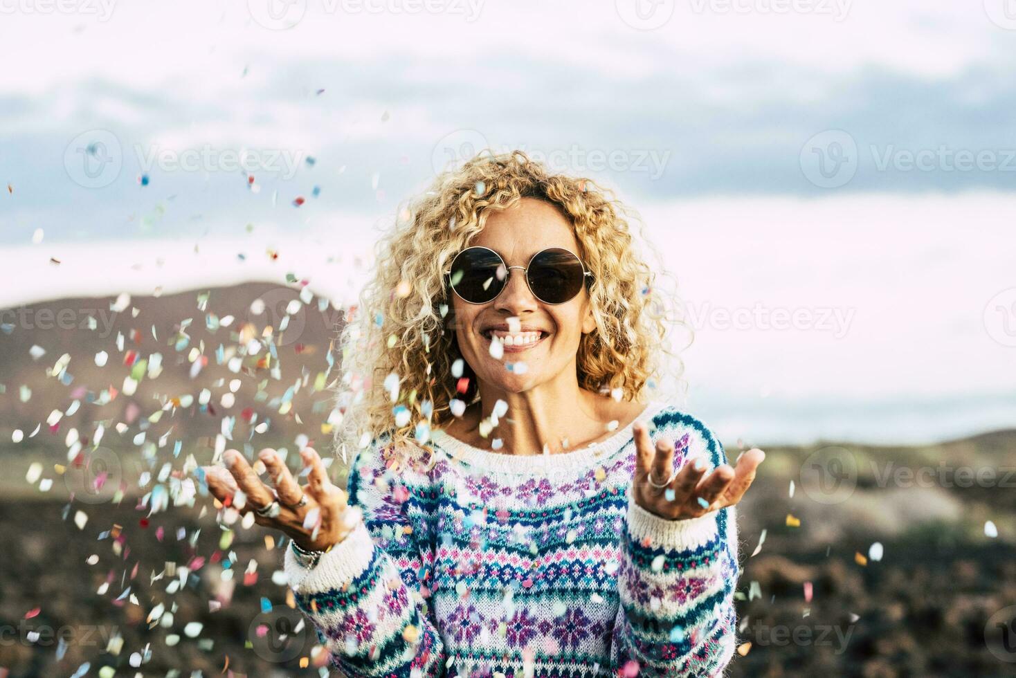 portrait de content blond femme célébrer avec confettis, Ténérife, Espagne photo