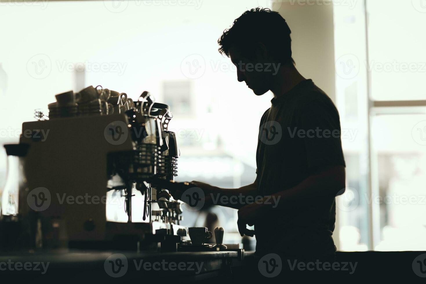 silhouette de barista en train de préparer café dans une café bar photo