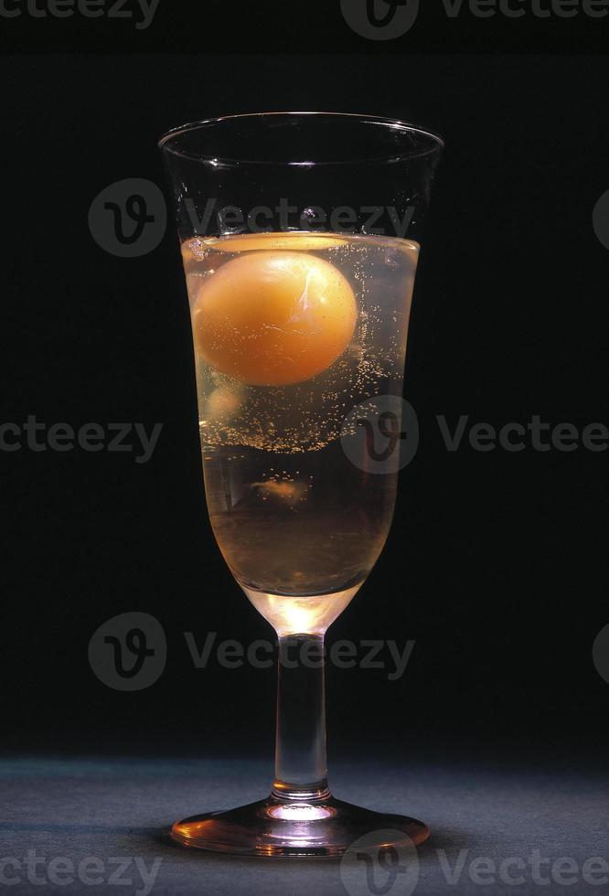 oeuf dans un verre de champagne photo