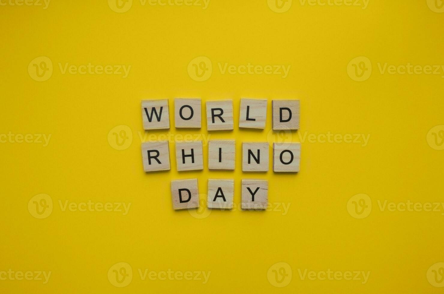 septembre 22, monde rhinocéros jour, minimaliste bannière avec le une inscription dans en bois des lettres photo