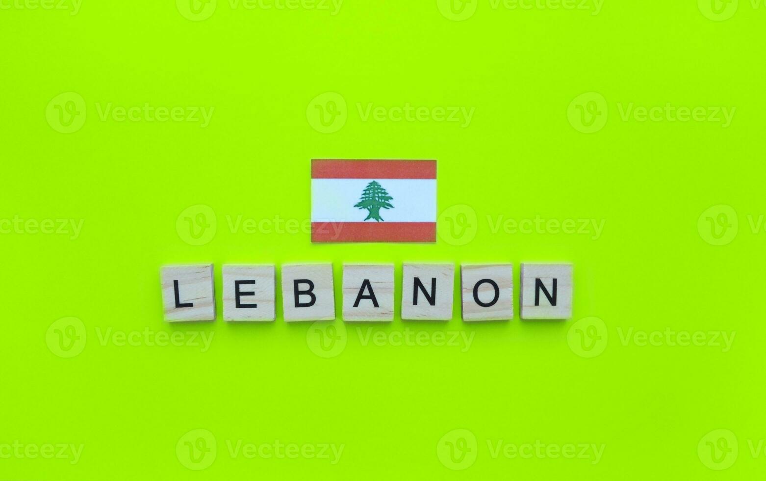 novembre 22, libanais indépendance jour, le drapeau de Liban, une minimaliste bannière avec un une inscription dans en bois des lettres photo