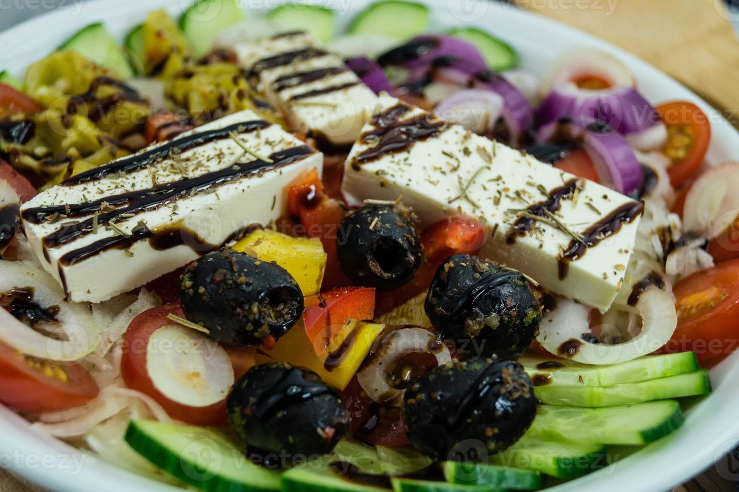 salade grecque aux olives au fromage feta et piments forts photo