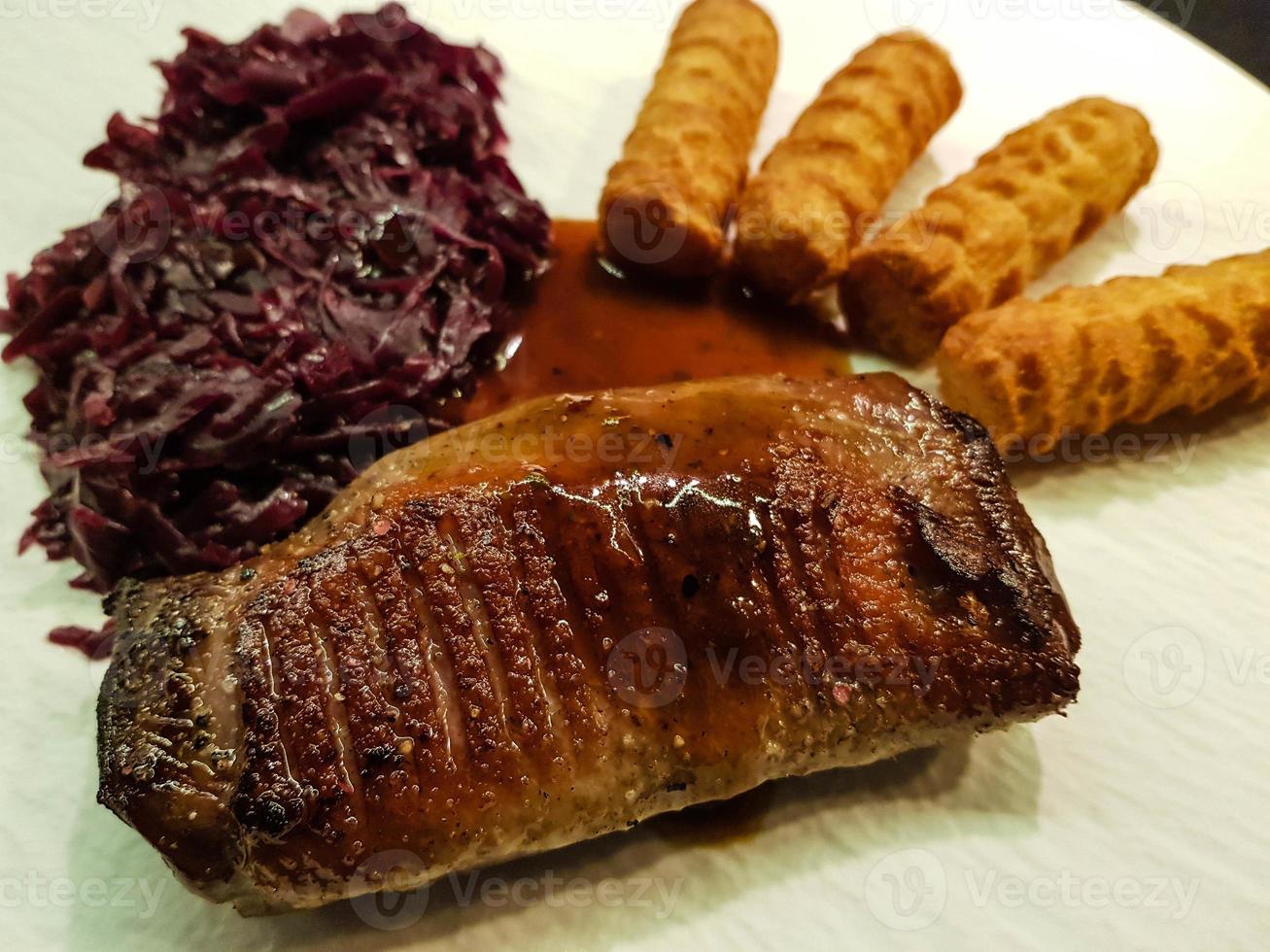 magret de canard poêlé au chou rouge et croquettes photo