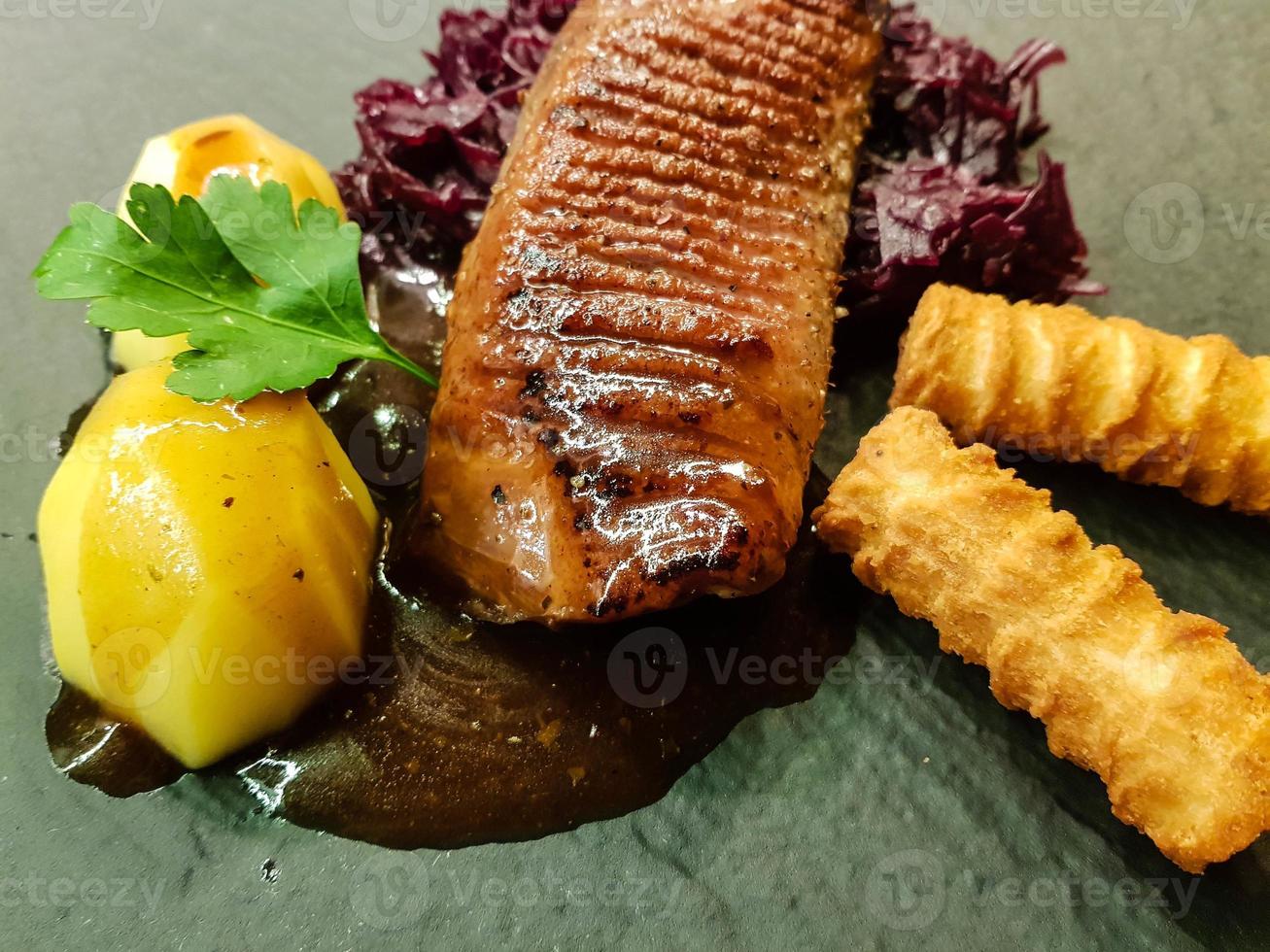 magret de canard poêlé au chou rouge et croquettes photo