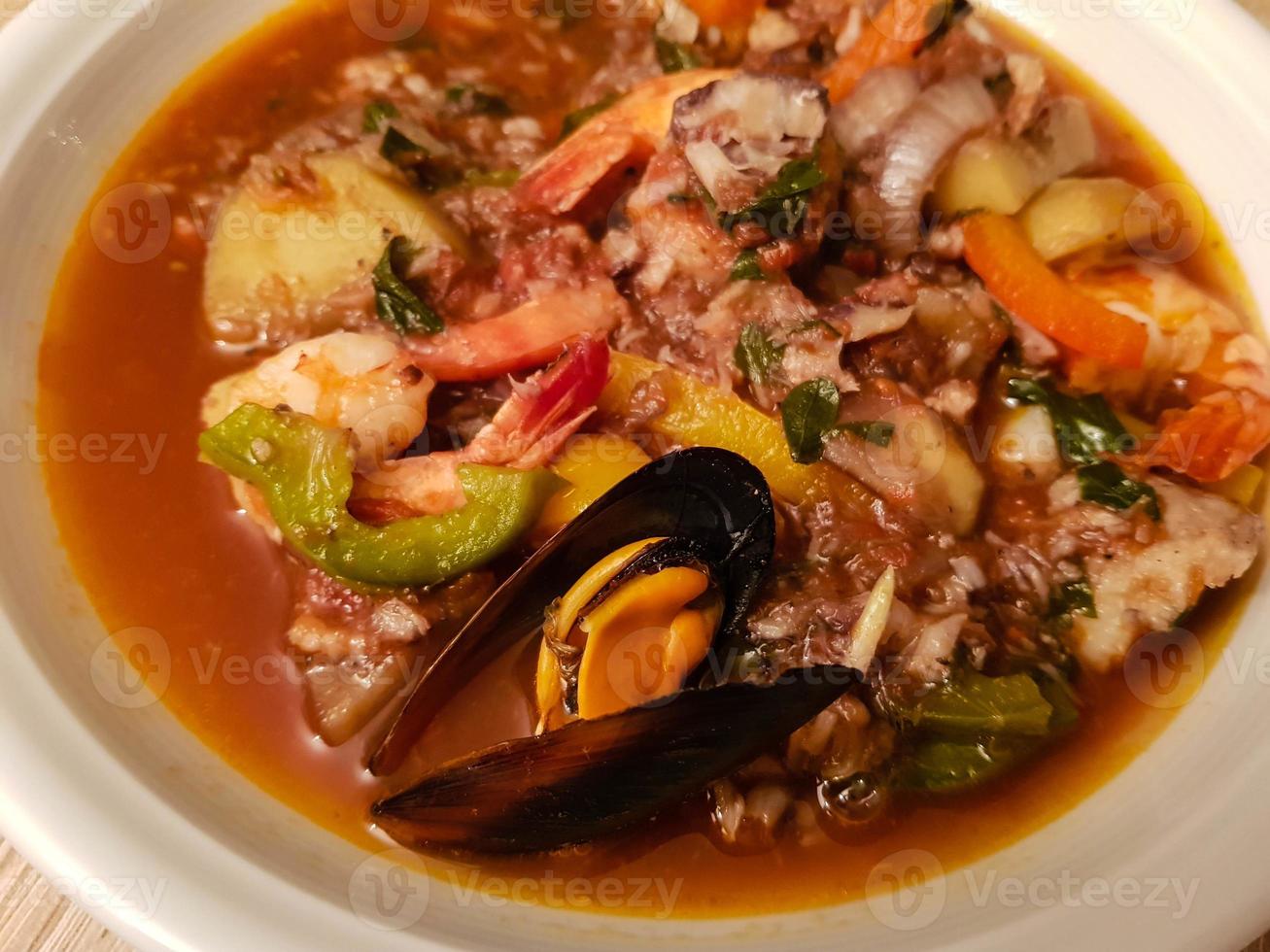 ingrédients pour une cataplana portugaise de fruits de mer photo