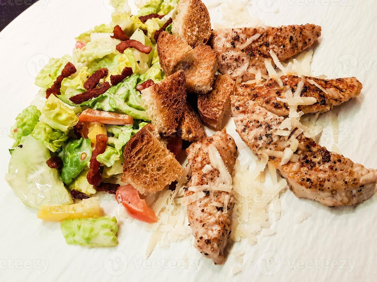 salade césars traditionnelle au poulet grillé photo