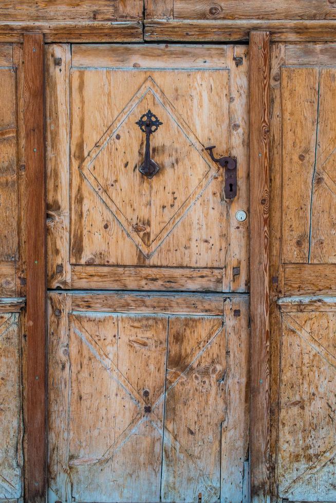 ancienne porte en bois dans un village suisse photo