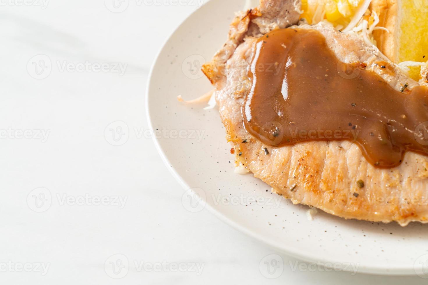 steak de porc avec sauce au poivre noir et mini salade photo