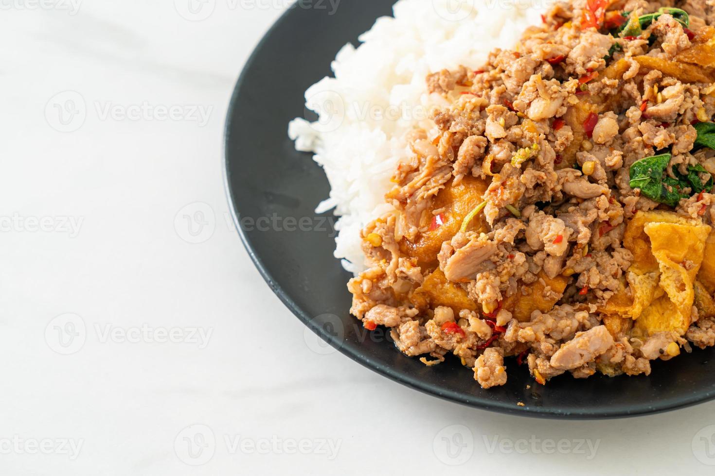 porc haché sauté au basilic et œuf garni de riz - style cuisine asiatique photo