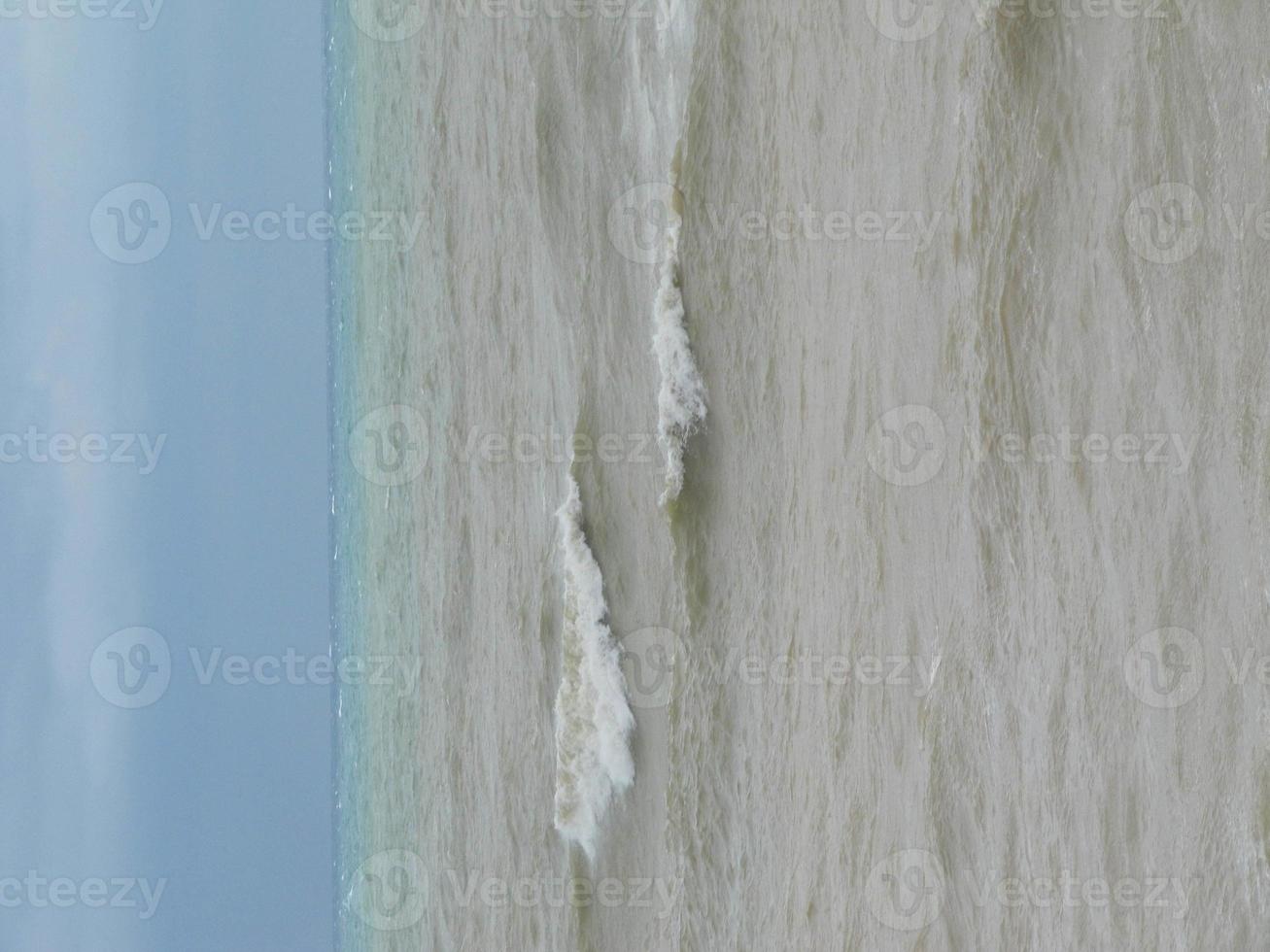 montre l'écume de la vague de la mer, l'étang de la faune, la plage photo